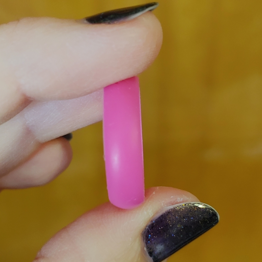 Qalo Women's Pink Silicone Ring size 8